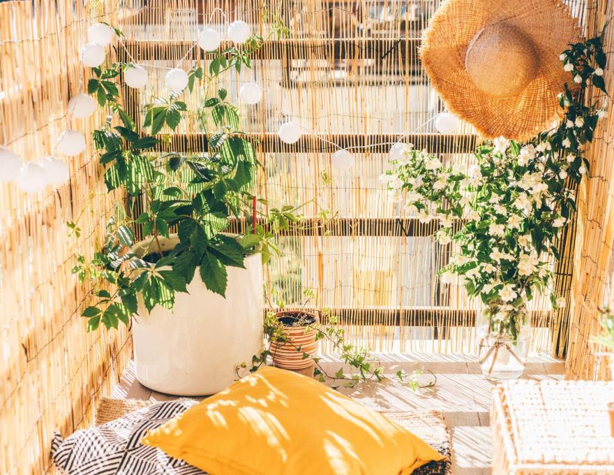 Jak urządzić mały balkon? Praktyczne pomysły na przytulną przestrzeń
