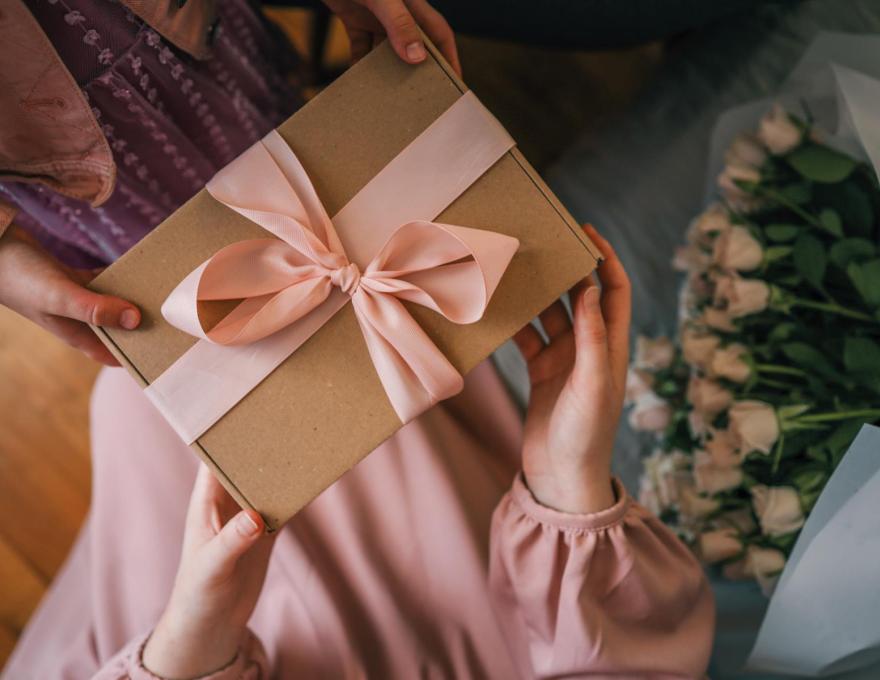 10 inspiracji prezentowych na Dzień Mamy, które połączą styl z użytecznością
