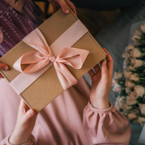 10 inspiracji prezentowych na Dzień Mamy, które połączą styl z użytecznością