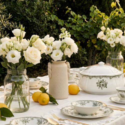 Biała porcelana, lawenda i len - przepis na uroczystość w ogrodzie w stylu prowansalskim