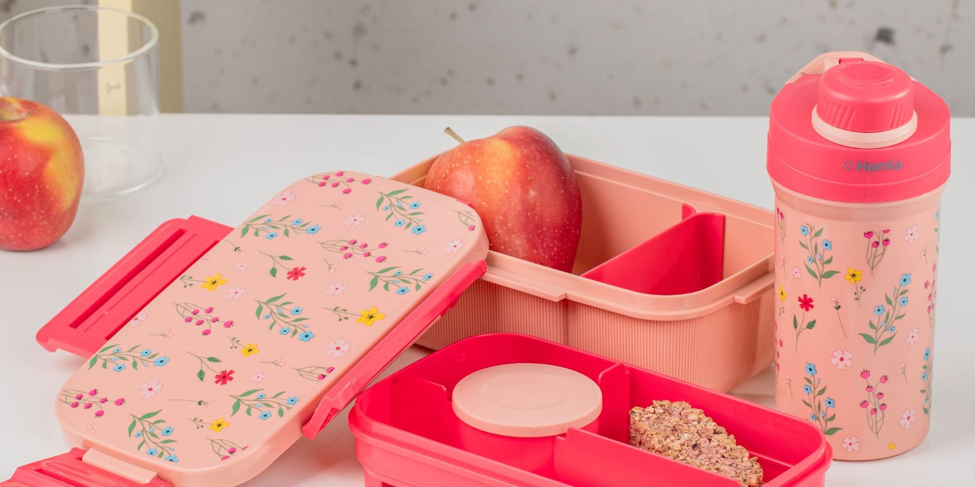 zestaw pojemników do szkoły różowy w kwiatuszki lunchbox i bidon_ obraz zawiera elementy wygenerowane przez AI