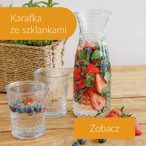 Karafka ze szklankami i wodą