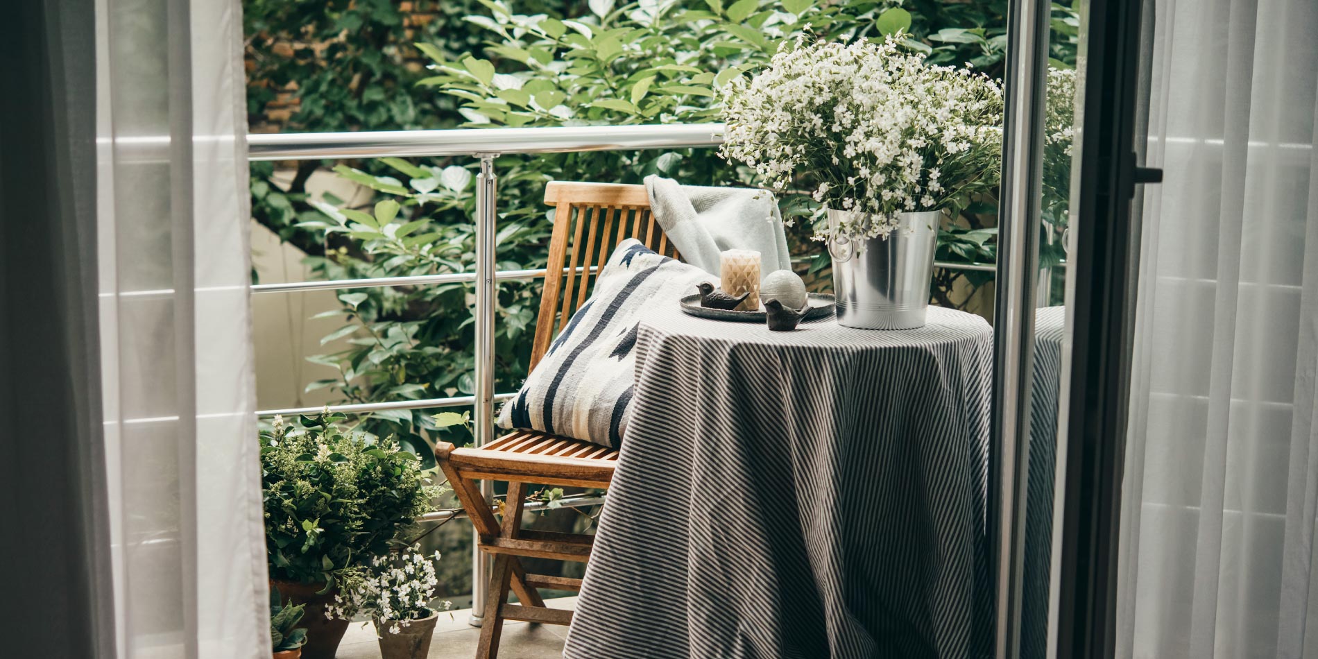 Pomysł na mały balkon w bloku ze strefą relaksu