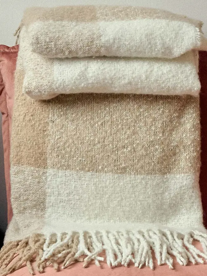 Koc ALLORA z przędzy boucle ecru 130x170cm