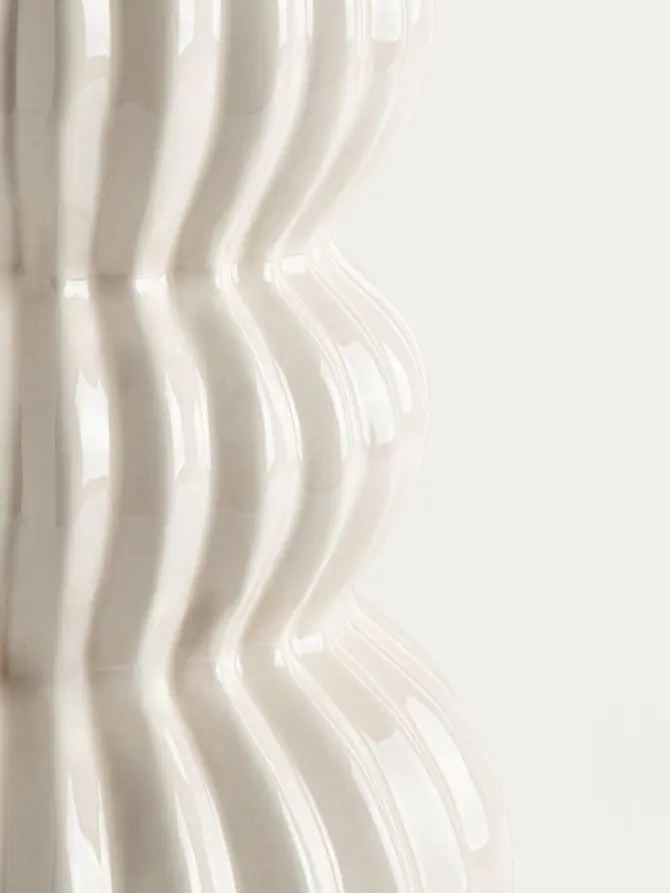 Wazon AVENA ecru prążkowany ceramiczny 18,2x25,5 cm