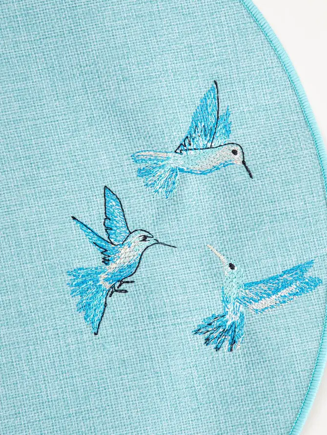 Maty stołowe ISOLINA z haftowanymi kolibrami, zestaw 2 szt. 38cm