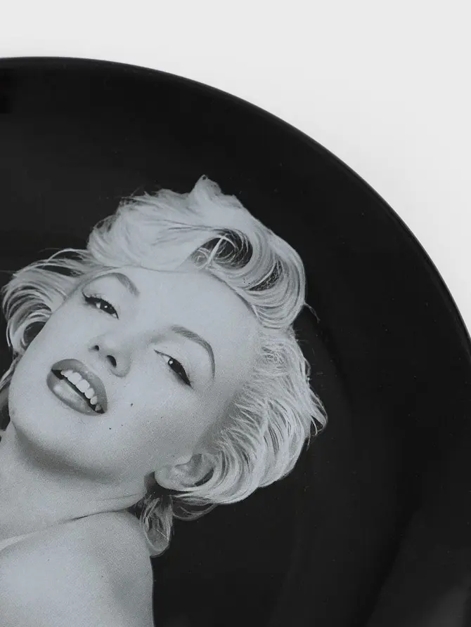 Talerz MONROE CARNIVAL deserowy z wizerunkiem Marilyn czarny 19 cm