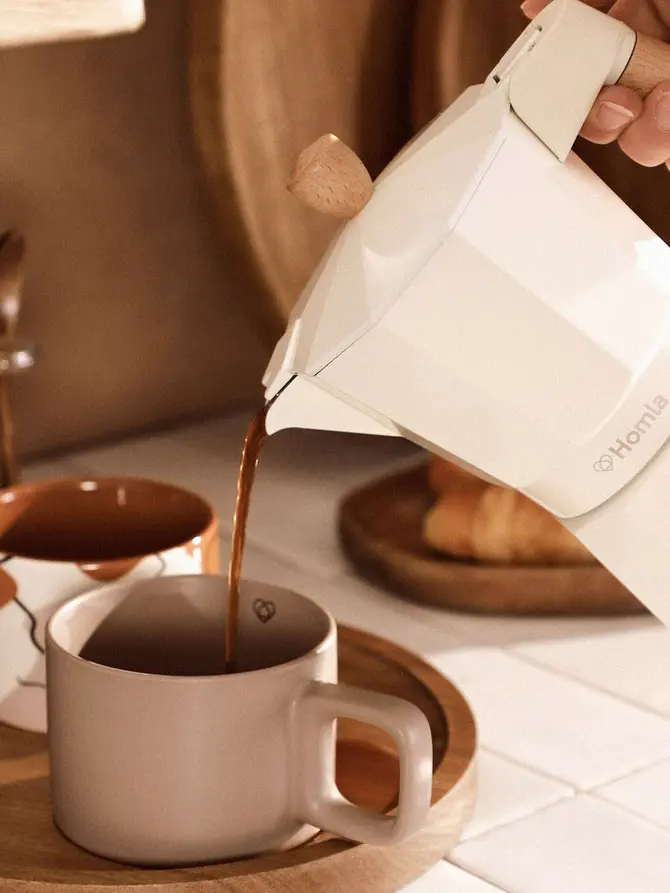 Kawiarka MIA MOKKA śmietankowa z drewnianym uchwytem 6 cups