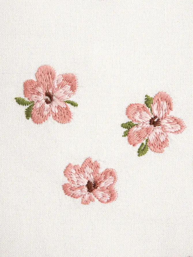 Poszewka FLORECITA z haftowanymi drobnymi różowymi kwiatuszkami 45x45cm