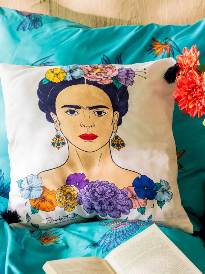 Poszewka FRIDA KAHLO z granatowymi frędzlami 45x45 cm