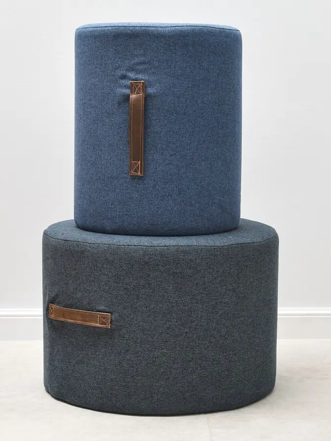 Pufa TACNA granatowa z paskiem 50x35 cm