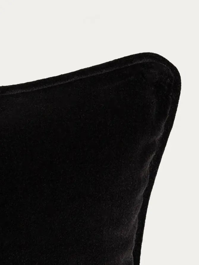 Poszewka FINA z bawełnianego aksamitu z dekoracyjną lamówką czarna 45x45 cm