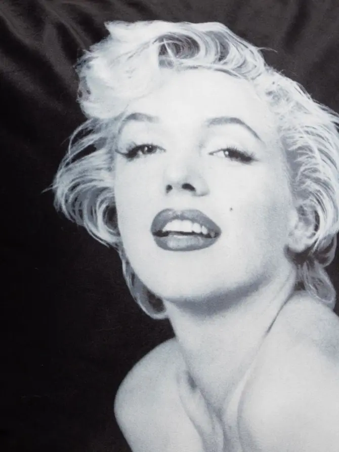 Poszewka MONROE CARNIVAL z podobizną i złotą lamówką czarna 45x45 cm