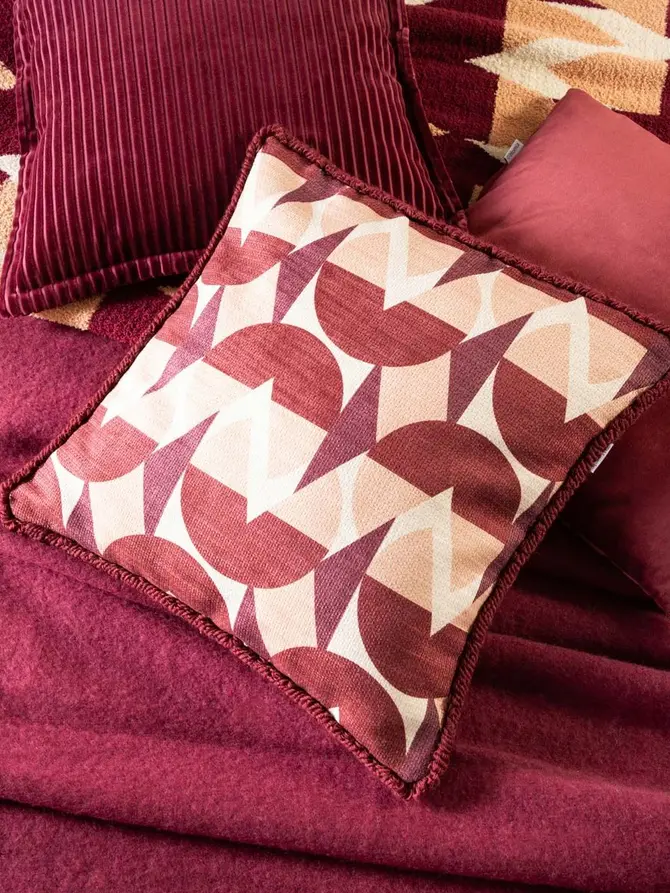 Poszewka CHERRY CHIC szenilowa z dekoracyjną lamówką i strukturalnym wzorem 45x45cm