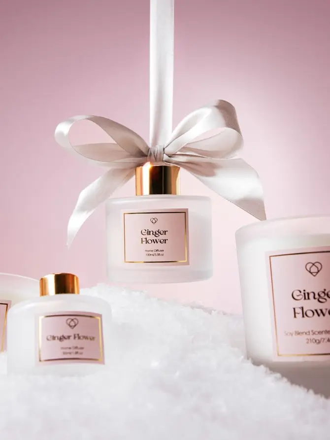Świeca zapachowa z woskiem sojowym SPARKLING NOEL Ginger Flower 210 g