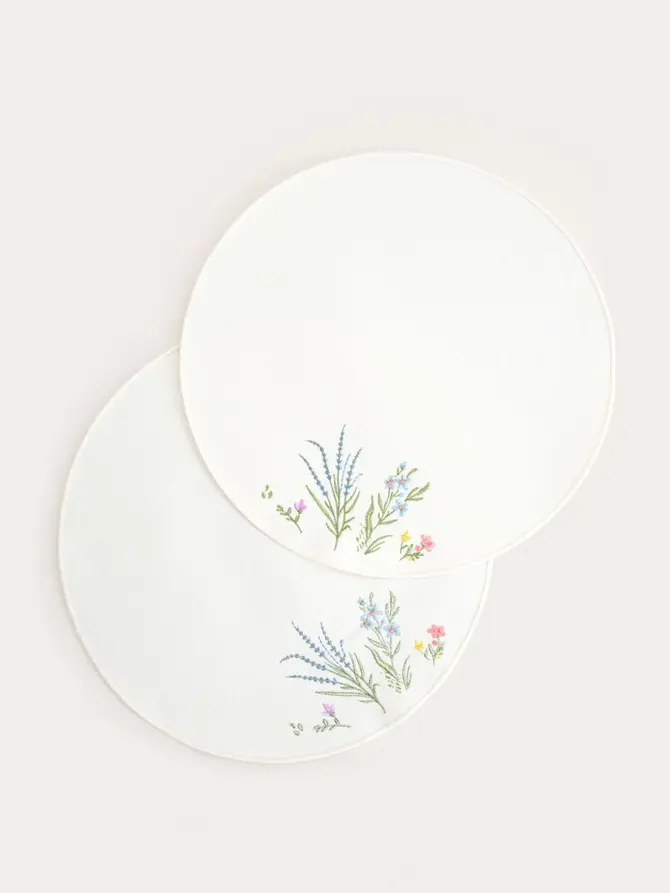 Maty stołowe ZAIRA ecru, z dekoracyjnym kwiatowym haftem, zestaw 2 szt. 38cm