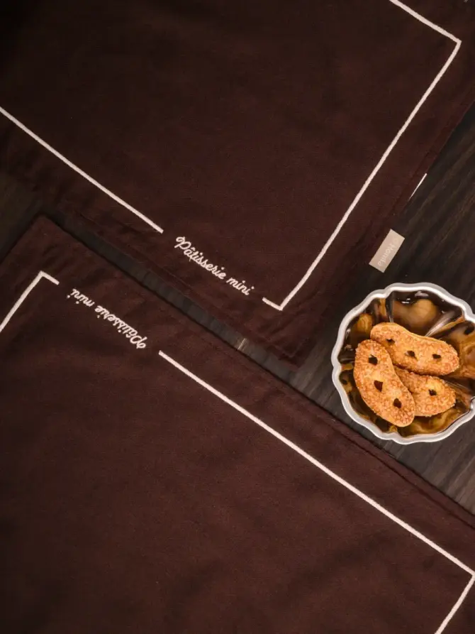 Maty stołowe PATISSERIE MINI prostokątne brązowe z haftem, zestaw 2 szt. 