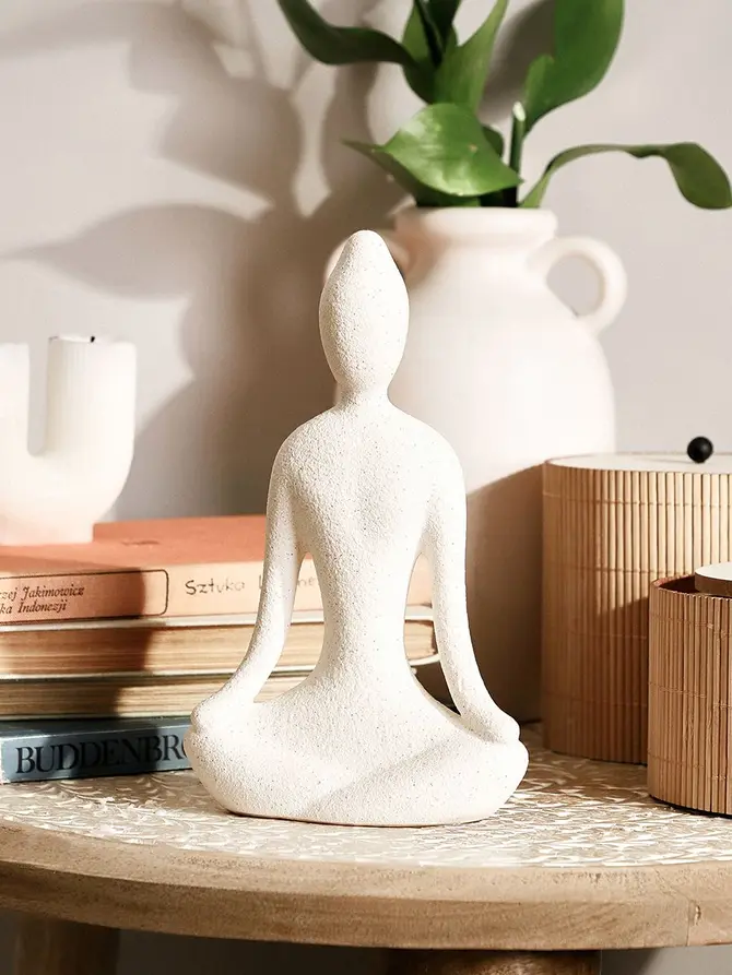 Dekoracja stojąca YOGA z piaskowym wykończeniem 12x5,5x20 cm