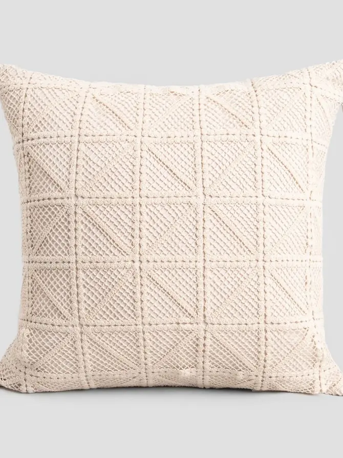 Poszewka CROCHET ecru z szydełkowym wzorem 45x45 cm
