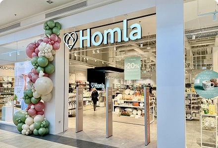 Witryna sklepu HOMLA w galerii handlowej z dekoracją balonową przy wejściu