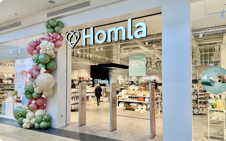 Magazin HOMLA cu clienți care explorează accesoriile de interior